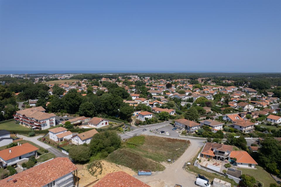 Vue aérienne de quartiers résidentiels du Sud des Landes, l'océan à l'horizon