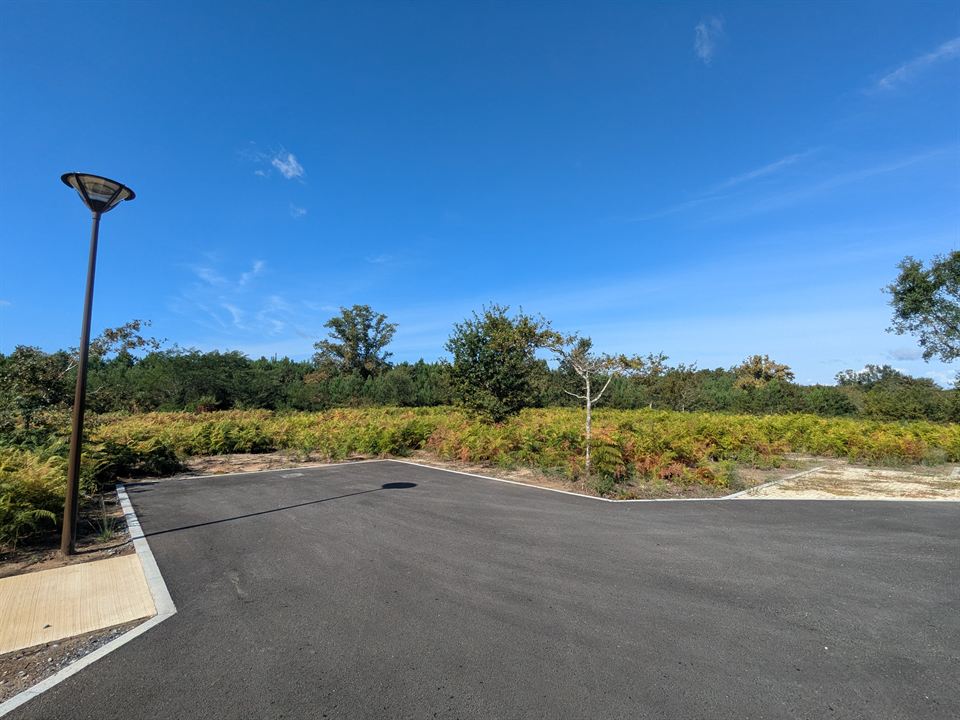 Terrain viabilisé avec voirie et éclairage public, en bordure de zone naturelle