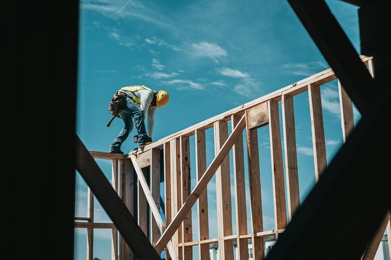 Les premières structures touchées par cette limitation de l’expansion urbaine sont bien entendu les constructions neuves