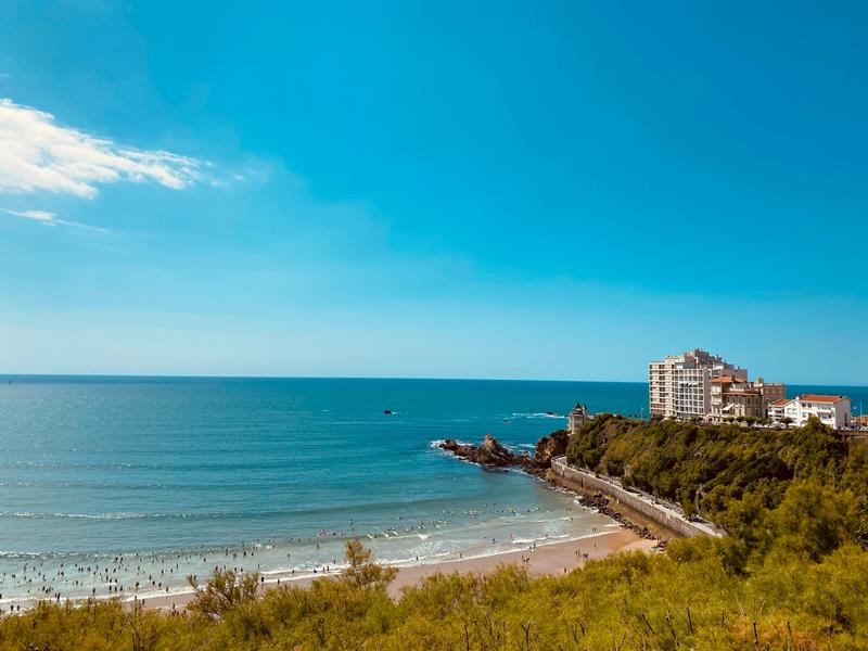 Spot mondialement connu et particulièrement apprécié des longboarders, la Côte des Basques est une véritable figure de proue de la ville de Biarritz